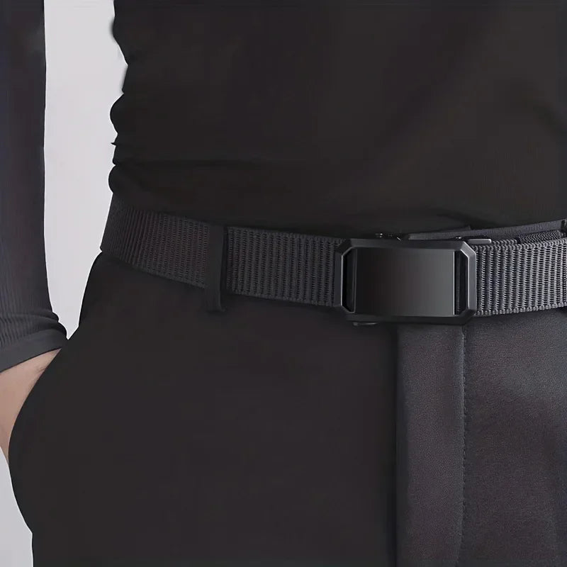 Schwarzer Automatik-Canvas-Gürtel getragen zu schwarzer Hose