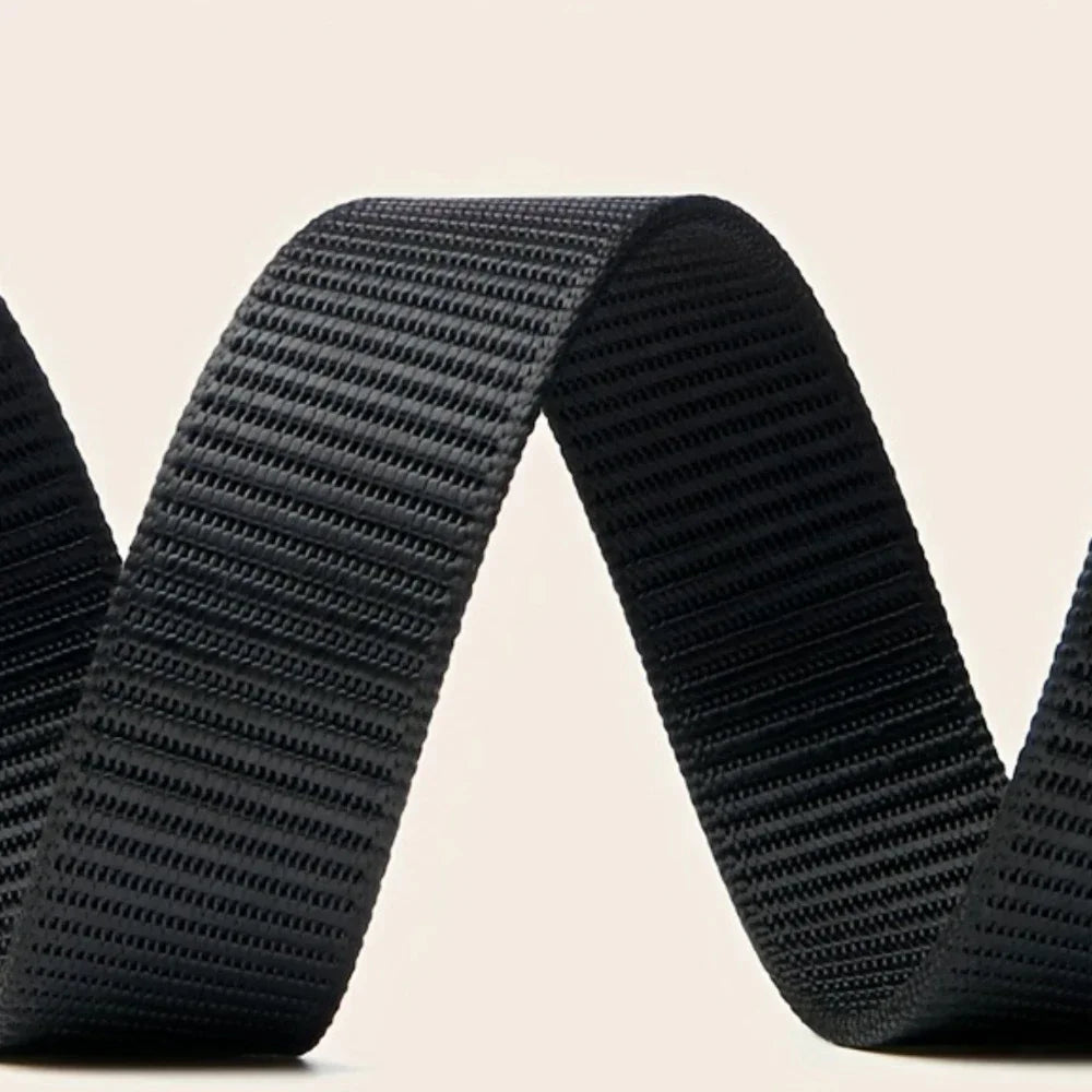 Nahaufnahme des robust gewebten schwarzen Canvas-Gürtelbands